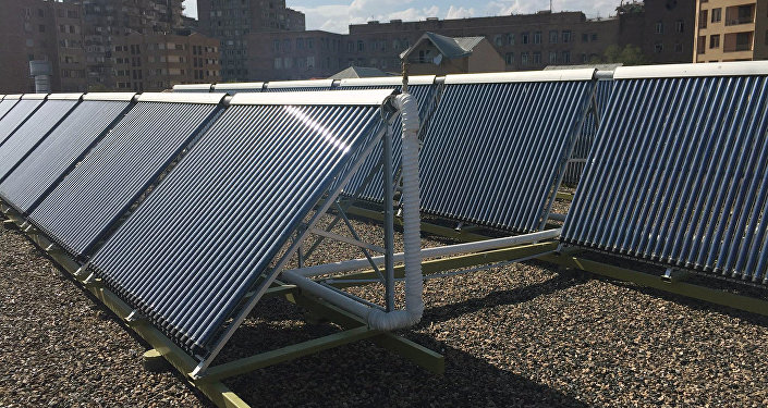 Солнечные батареи на крыше Американского Университета в Армении
