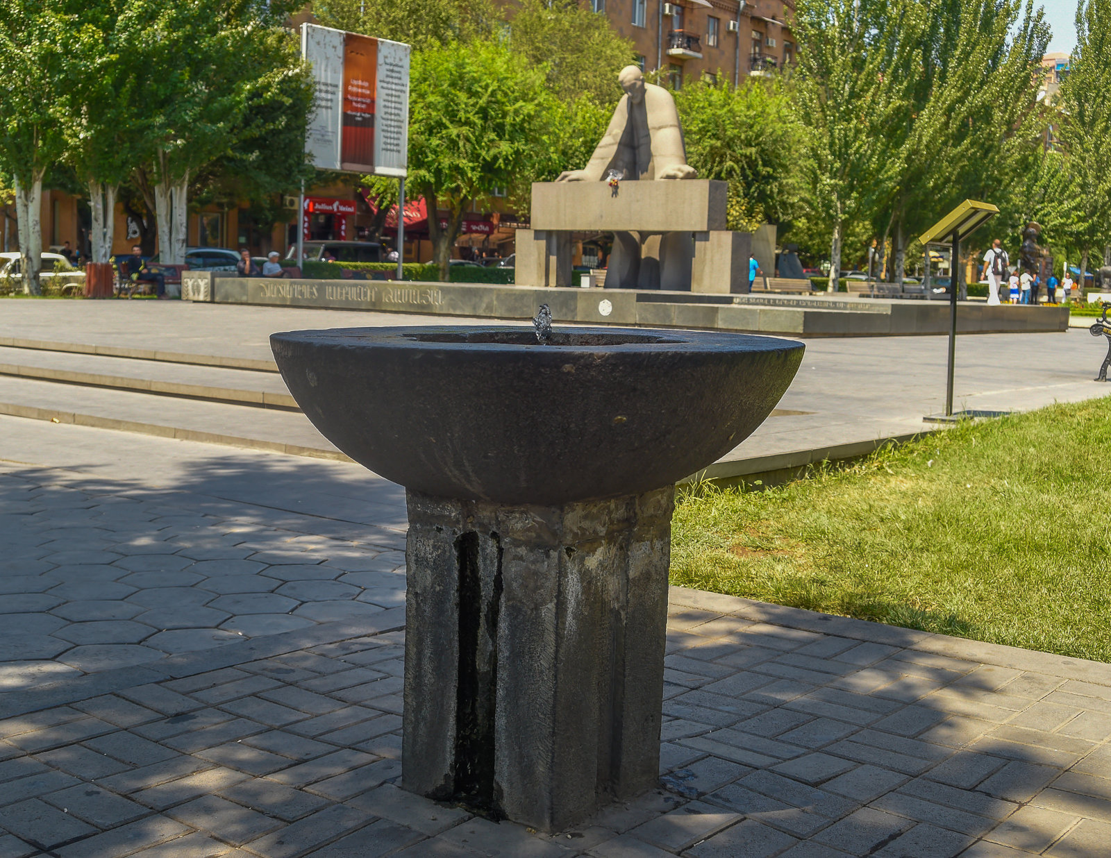 Ереван никому не даст засохнуть: феномен уличных фонтанчиков