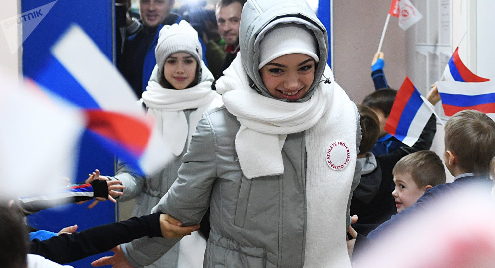 Фигуристки Евгения Медведева и Алина Загитова во время торжественных проводов на зимние Олимпийские игры 2018