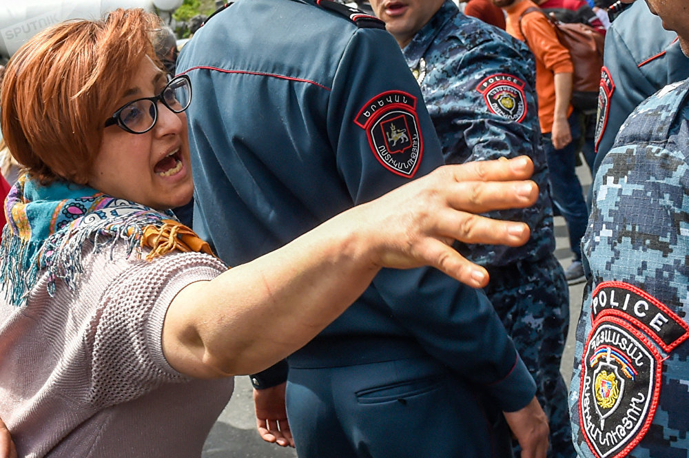 Задержания участников акции протеста полицией (19 апреля 2018). Ереван