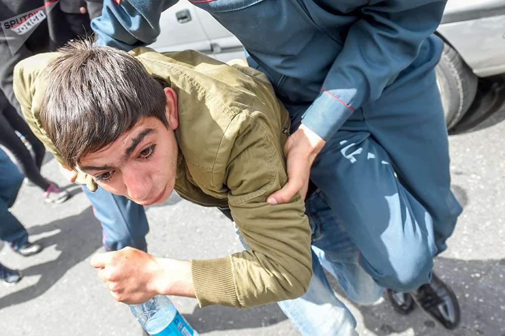 Полицейские подвергают приводу участников акции протеста (19 апреля 2018). Ереван