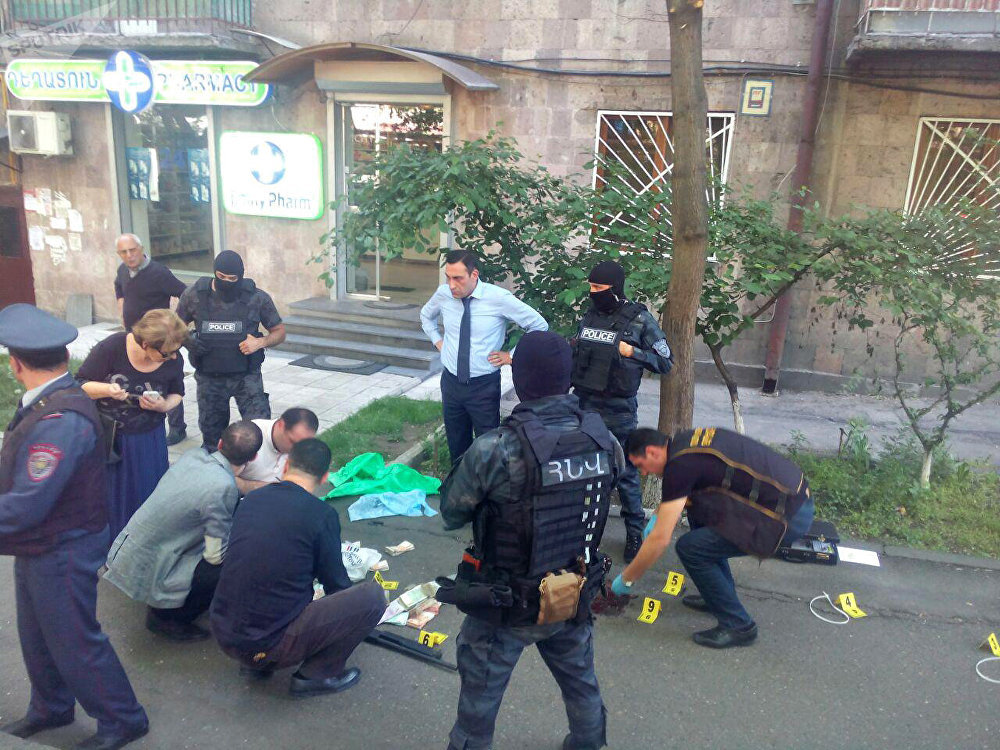 Нападение в ереване. Вооруженное нападение. Кто ограбил банк в Ереване фото.