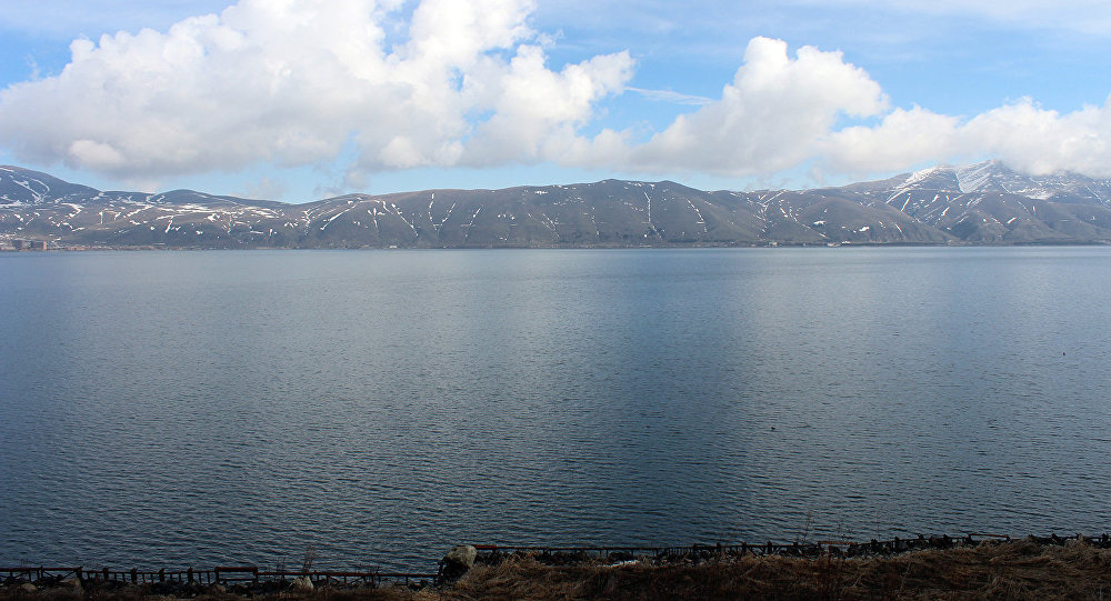 Озеро уровень 5. Озеро Севан. Севан водохранилище. Вода озеро Севан Армения. Озеро Раздан Армения.