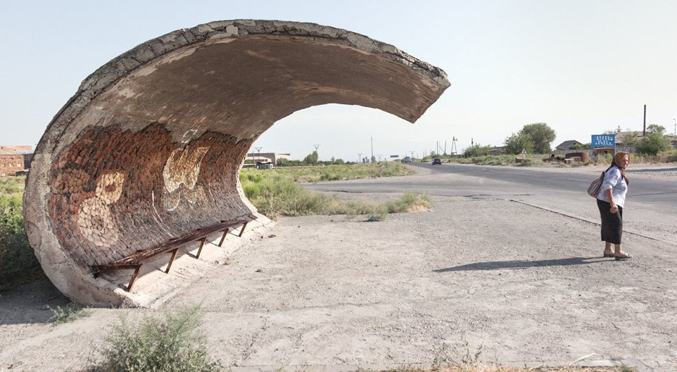 Автобусная остановка в советской Армении