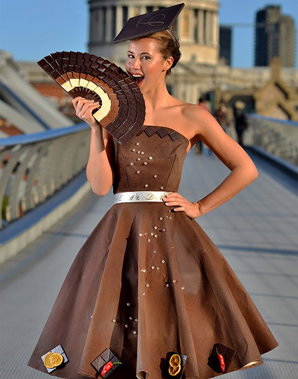Платье, сделанное полностью из шоколада, было представлено на Национальной неделе шоколада в Великобритании
